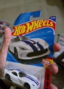 Hot Wheels SRT Viper &amp; Dodge Charger Hellcat