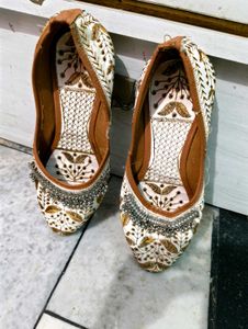 Embroidered Juttis