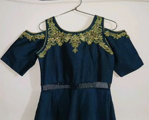 Elegant Navy Blue Cold-Shoulder Gown .
