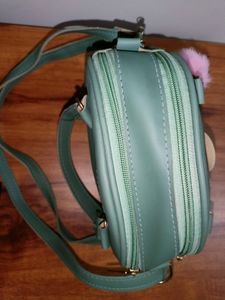 New trendy rounded sling bag for girls and womens