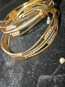 ✨ Gold-Plated Sparkling Bangles – Brand NewElegant