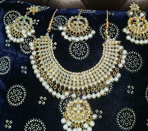 jewellery set with ear rings and mantika{foreheadt