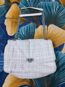 White 🤍 Sling bag👜