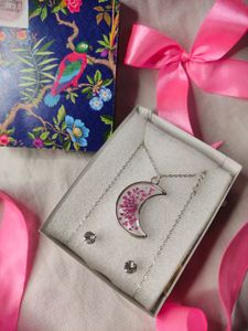 Anne&#39;s lace moon necklace