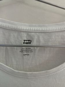 Levi&#39;s White Graphic Tee