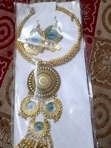I am Selling A Beautiful Jwellery With Earings
