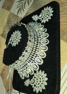 A heavy jewel (Necklace Set)for wedding