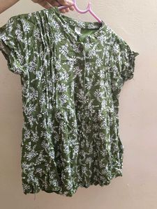 Pretty Green Top - New 💚