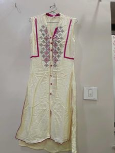 Karigari  Ethnic yellow Kurta Set with pink detail