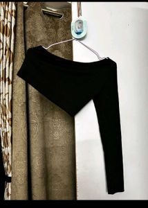 Urbanic off-sleeve Top