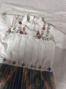 WHITE PATTERNED TOP