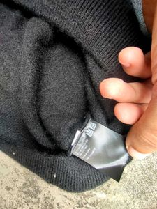Uniqlo Unisex V Neck Sweater 🖤