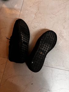 Selling My Two Used Shoes – UK 6