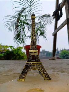 Metal Eiffel Tower For Home Decor & 1 Free Toy