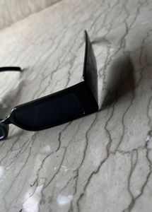 Sleek Black Retro Sunglasses