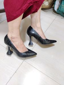 Shoeexpress Black Pointed-Toe pumps