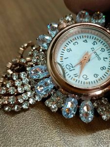 Sparkling Crystal Women&#39;s Watch