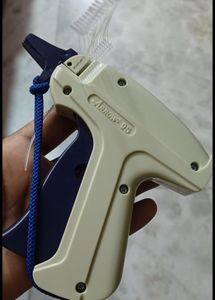 Arrow tag gun with extra needle and tags