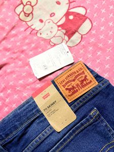 Levis Women 711 Skinny Fit Light Fade Stretchable