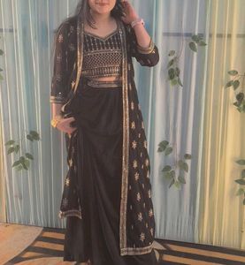 Elegant Black &amp; Gold  three piece no coin like new