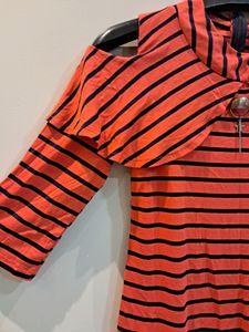 Girl&#39;s cut shoulder top