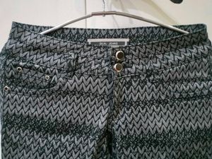Black Grey Printed Capri Pants