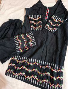 Embroidered Kurta Set With Pant