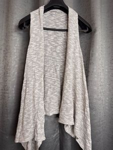 Greyish White Patterned Shrug
