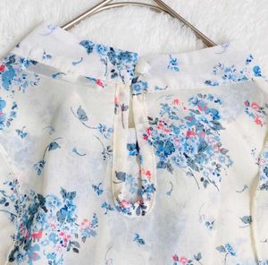 💙🤍Floral Off-Shoulder Ruffled Top🤍💙