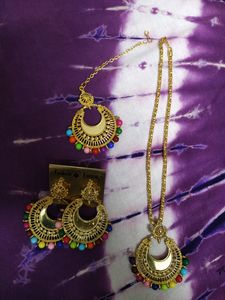 Jewellery Set: Earrings, Necklace And Maangtikka