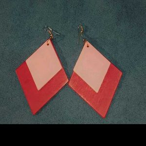 Women&#39;s Movable Wooden Earing