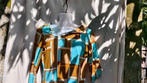 531210. Geometric Print Top