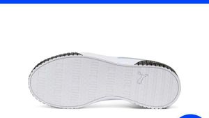 Woman Puma Carina 2.0