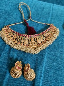 choker with earrings