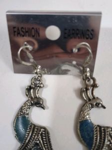 fashion earrings brand new hanging ear rings. peac