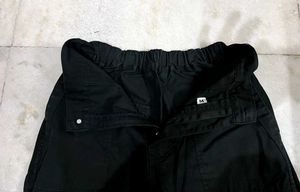 BLACK STRAIGHT FIT CARGOS 32