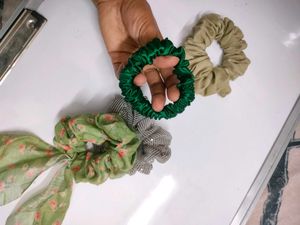 4 Scrunchies At 99/-🎉🎉