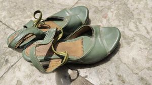 Green Ladies Sandal Size 5