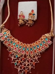 Golden Multistone Necklace With Earrings.