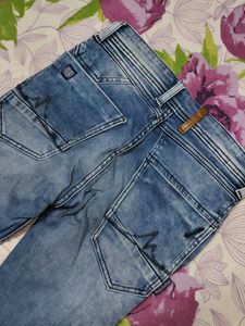 Distressed blue denim jeans 👖
