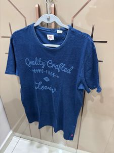 Medium Sized Levi's Graphic Tee