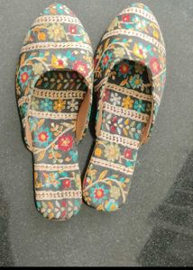 Floral Embroidered Juttis
