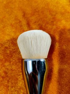 Huda Beauty Build And Buff Foundation Brush