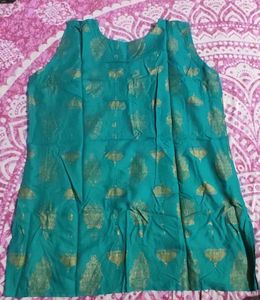 Elegant Green Kurta with Gold Detailing