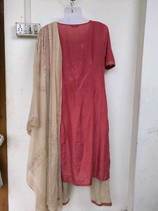 Elegant Pink &amp; Gold Embroidered Salwar Kameez