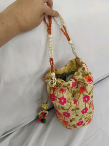 A SET OF 2 POTLIS
