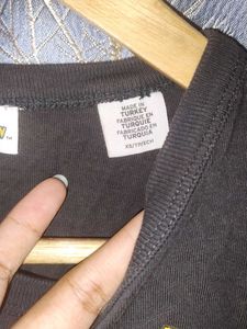 Levi&#39;s x Pokemon Pikachu Graphic CROP TOP