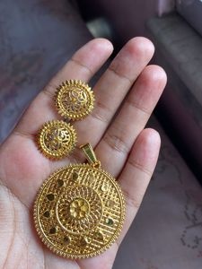 Gold Platted Pendant With Earrings Set