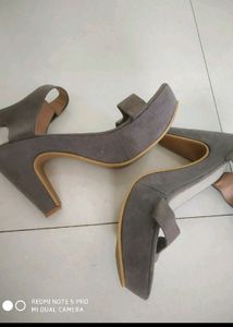 Gray Heels 😍👠