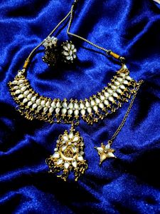Necklace Having White Stone
